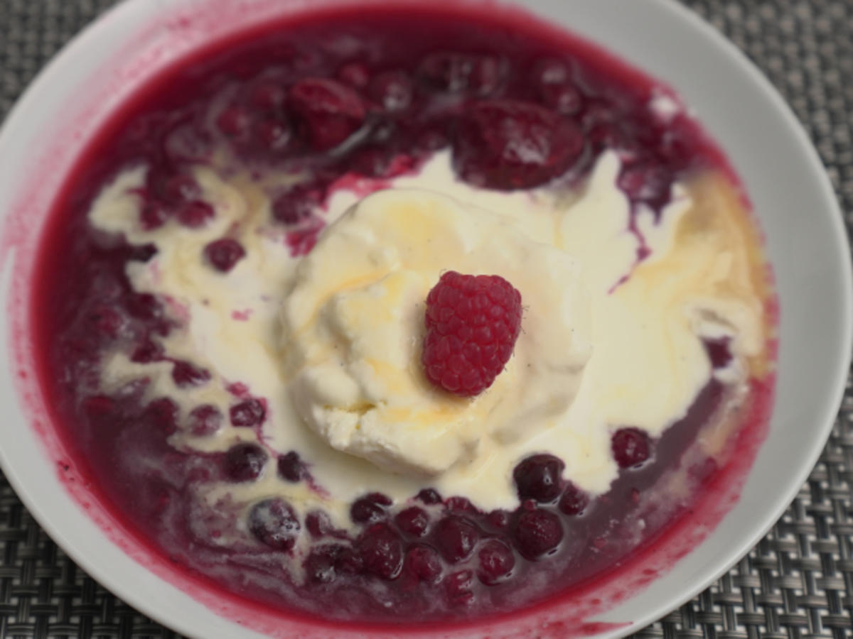 Rote Grütze mit Vanilleeis - Rezept - Bild Nr. 17118