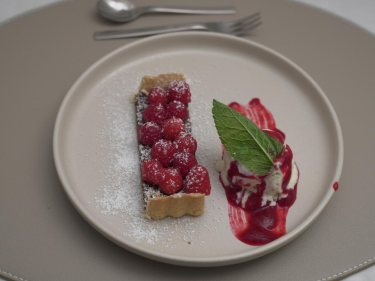 Schokoladen-Crostata mit Himbeeren, Vanilleeis und Himbeerspiegel - Rezept - Bild Nr. 17118