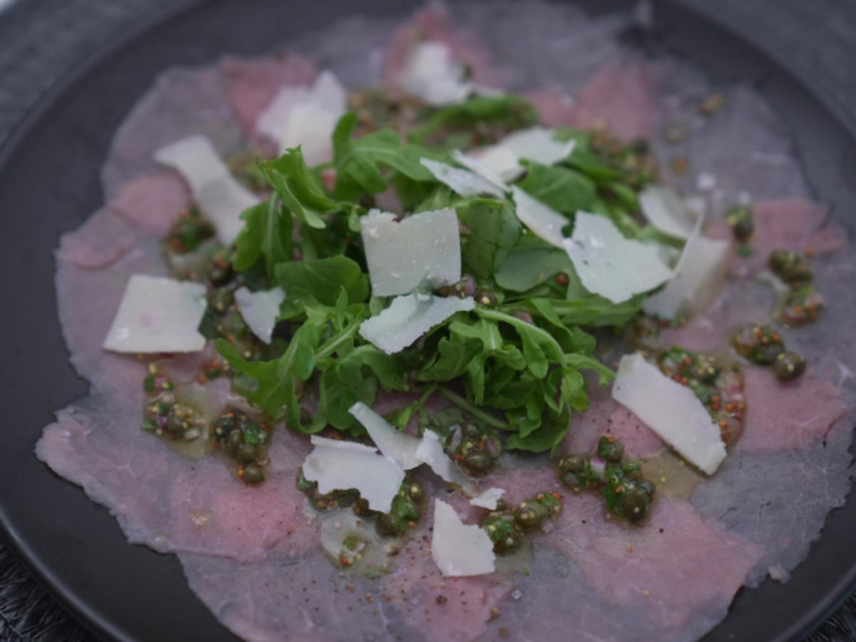 Kalbs-Carpaccio mit Kapern-Vinaigrette, Rucola und Parmesan - Rezept - Bild Nr. 2