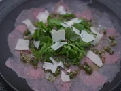 Kalbs-Carpaccio mit Kapern-Vinaigrette, Rucola und Parmesan - Rezept - Bild Nr. 2