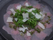 Kalbs-Carpaccio mit Kapern-Vinaigrette, Rucola und Parmesan - Rezept - Bild Nr. 2