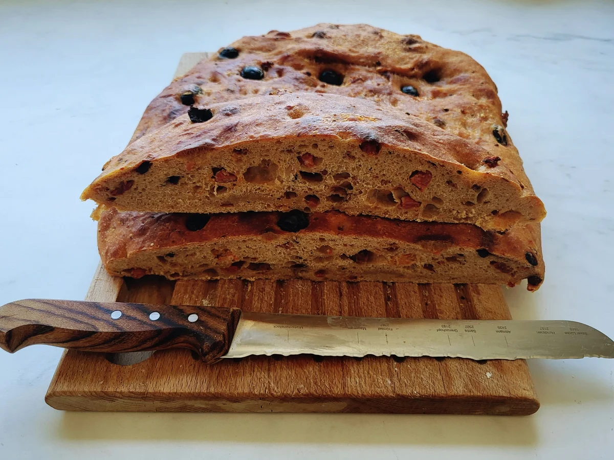 Oliven-Tomaten-Chorizo Foccacia (Sauerteig) - Rezept - Bild Nr. 17121