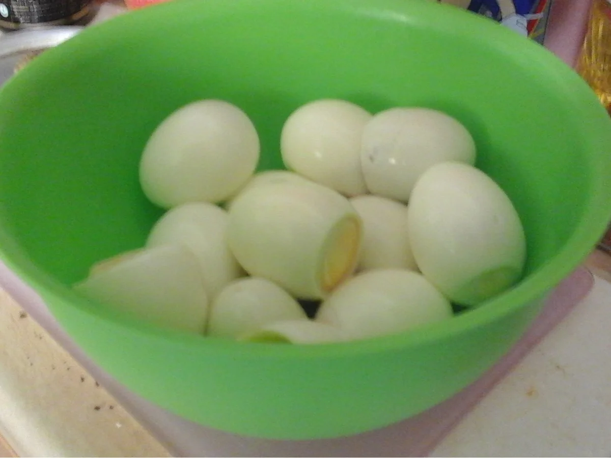 Gekochte Eier auf Paprika-Tomaten-Bett mit Drillingen - Rezept - Bild Nr. 3