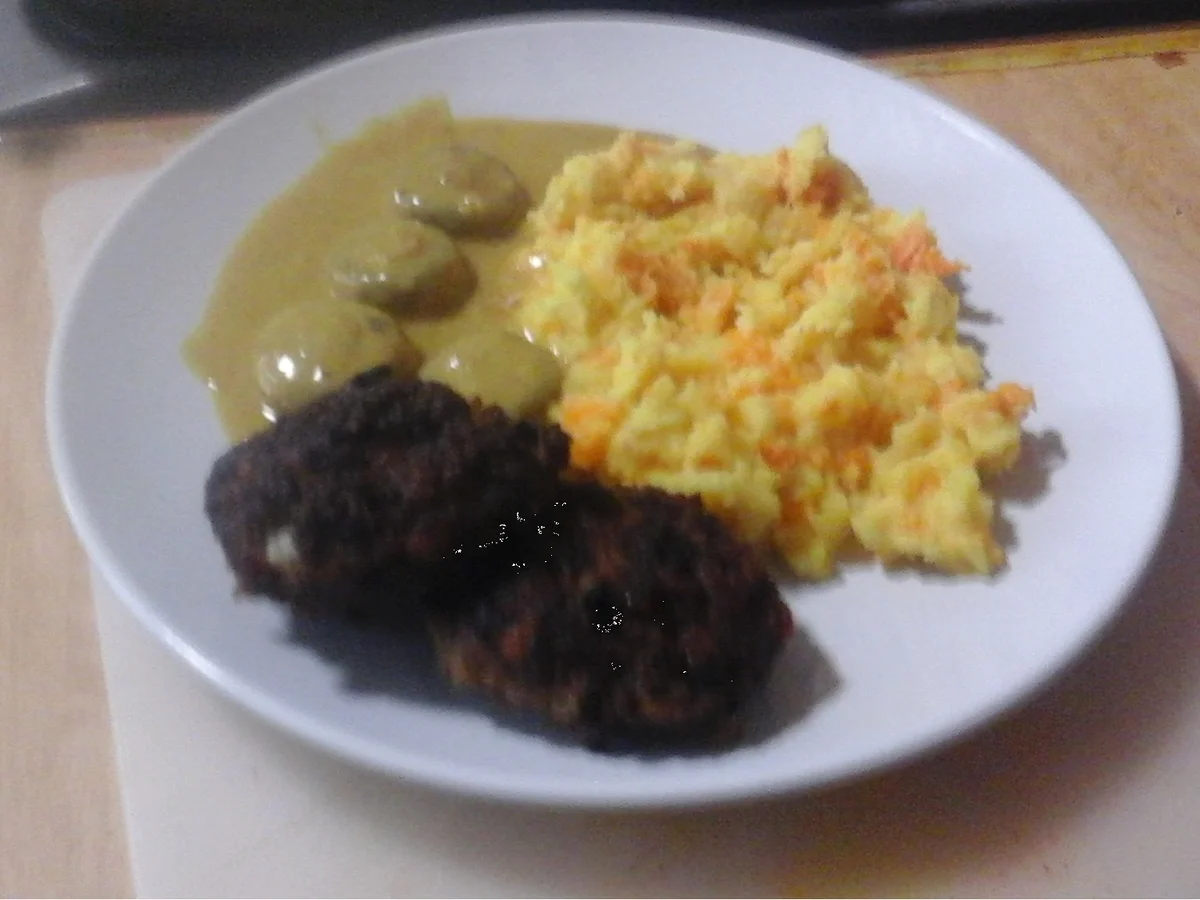 Rezept: Buletten mit Curry-Rahm-Champignons und Möhren-Sellerie-Kartoffel-Stampf Bild Nr. 2 Buletten mit Curry-Rahm-Champignons und Möhren-Sellerie-Kartoffel-Stampf - Rezept - Bild Nr. 2