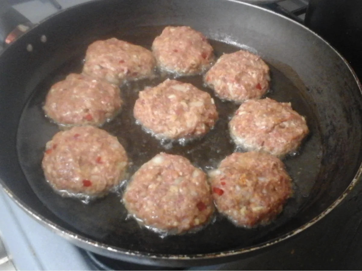 Rezept: Buletten mit Curry-Rahm-Champignons und Möhren-Sellerie-Kartoffel-Stampf Bild Nr. 6 Buletten mit Curry-Rahm-Champignons und Möhren-Sellerie-Kartoffel-Stampf - Rezept - Bild Nr. 6