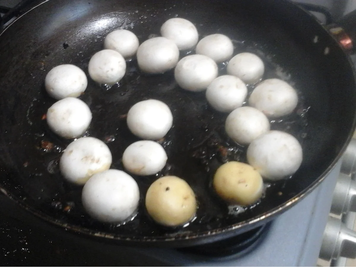 Rezept: Buletten mit Curry-Rahm-Champignons und Möhren-Sellerie-Kartoffel-Stampf Bild Nr. 7 Buletten mit Curry-Rahm-Champignons und Möhren-Sellerie-Kartoffel-Stampf - Rezept - Bild Nr. 7