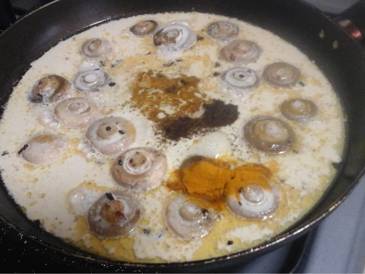 Rezept: Buletten mit Curry-Rahm-Champignons und Möhren-Sellerie-Kartoffel-Stampf Bild Nr. 9 Buletten mit Curry-Rahm-Champignons und Möhren-Sellerie-Kartoffel-Stampf - Rezept - Bild Nr. 9