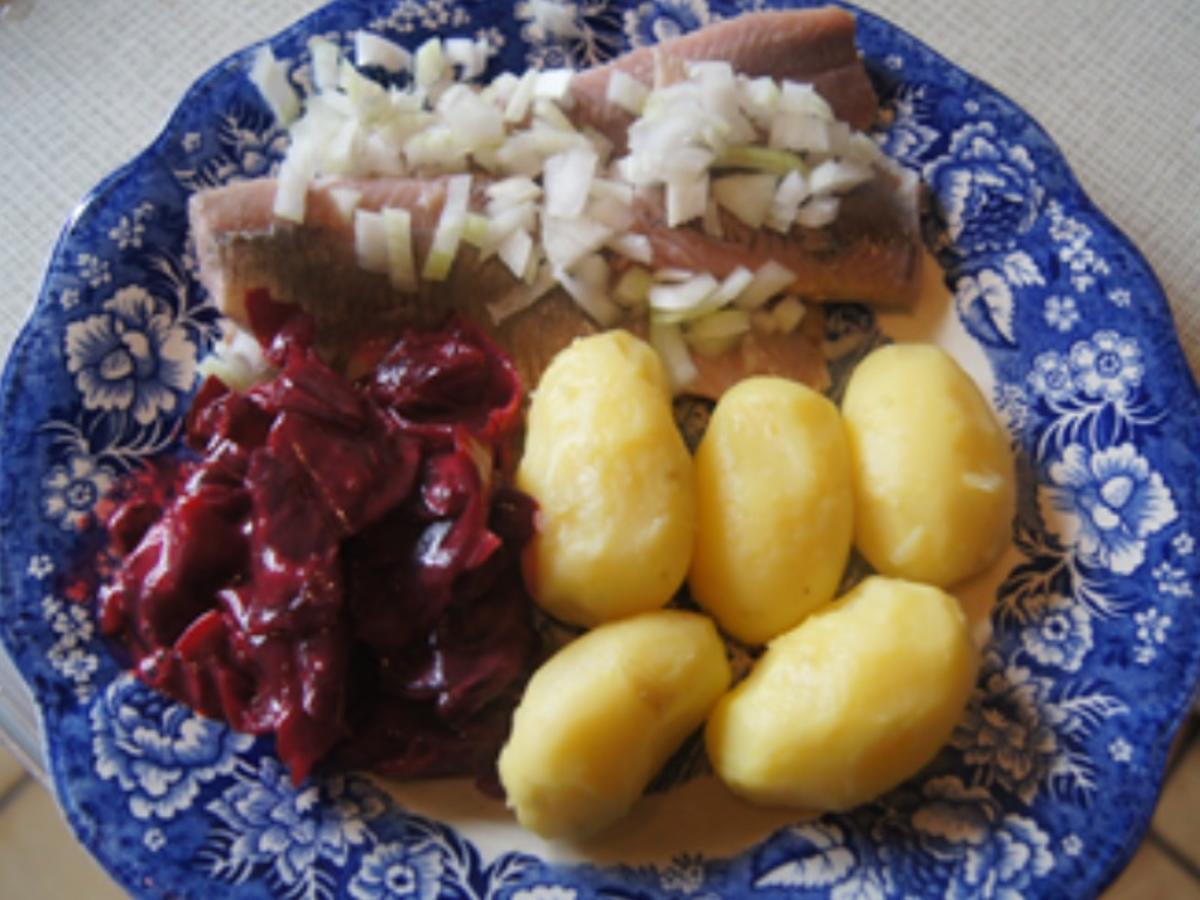 Räuchermatjesfilet mit Rote-Bete-Salat und Pellkartoffel-Drillingen - Rezept - Bild Nr. 2