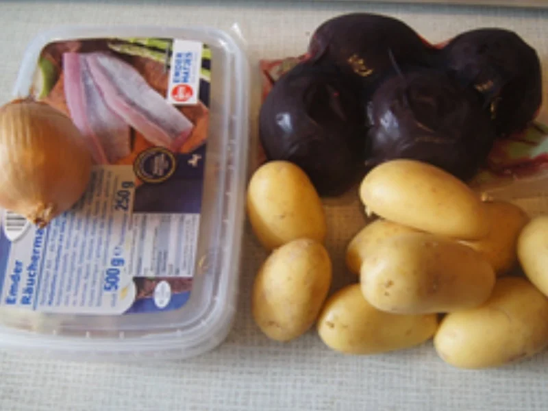 Räuchermatjesfilet mit Rote-Bete-Salat und Pellkartoffel-Drillingen - Rezept - Bild Nr. 3