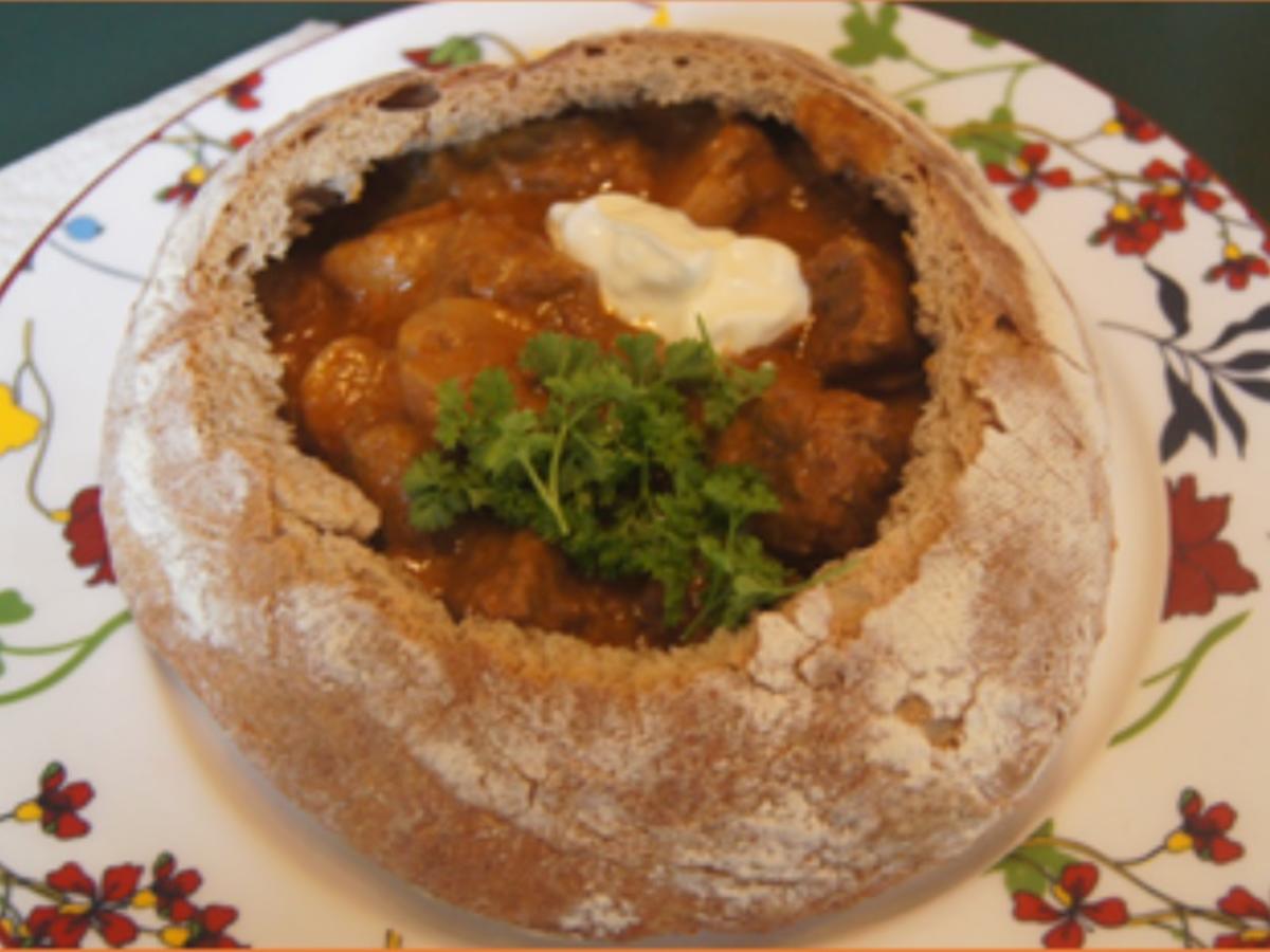 Rindergulasch im Bauernbrot - Rezept - Bild Nr. 2