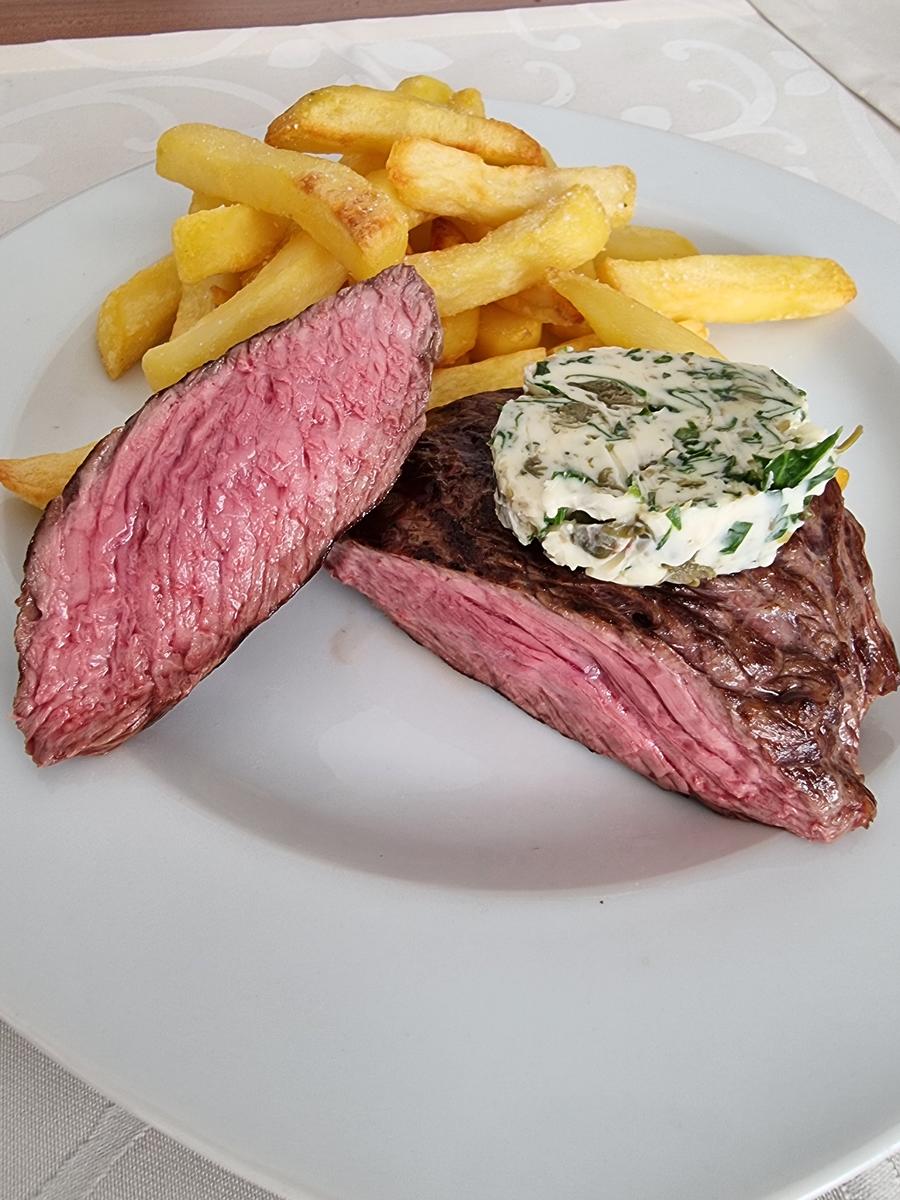 Hüftsteaks mit Petersilien-Kapern-Butter und Pommes aus dem Ofen - Rezept - Bild Nr. 17121
