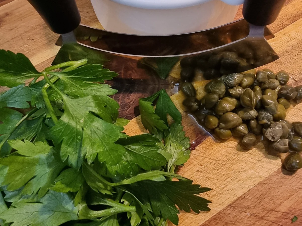 Rezept: Hüftsteaks mit Petersilien-Kapern-Butter und Pommes aus dem Ofen Bild Nr. 17122 Hüftsteaks mit Petersilien-Kapern-Butter und Pommes aus dem Ofen - Rezept - Bild Nr. 17122