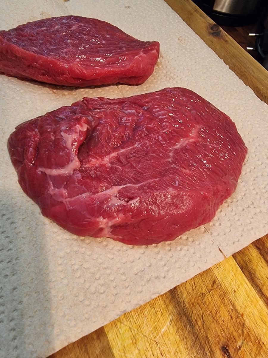 Hüftsteaks mit Petersilien-Kapern-Butter und Pommes aus dem Ofen - Rezept - Bild Nr. 17128