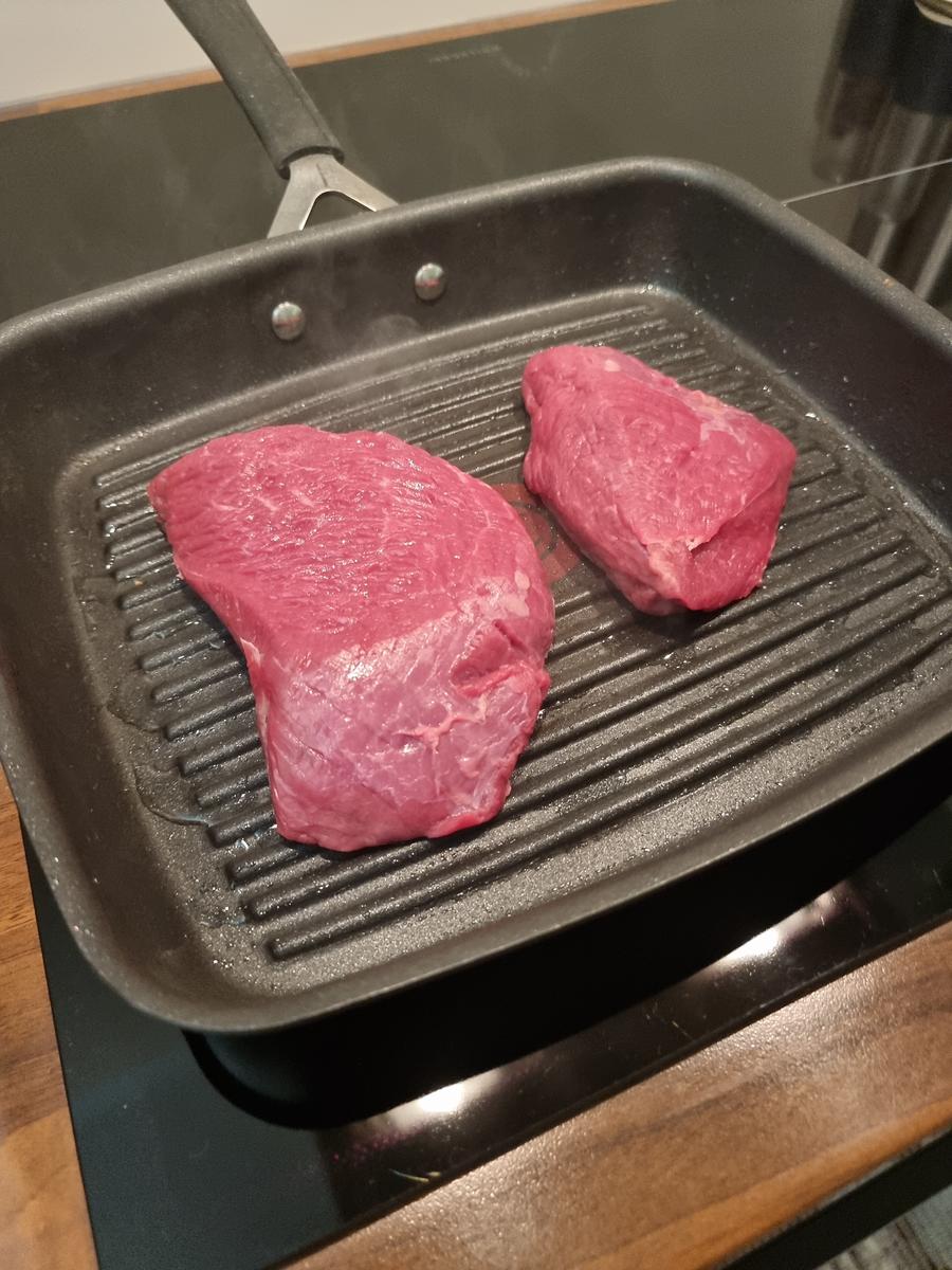 Hüftsteaks mit Petersilien-Kapern-Butter und Pommes aus dem Ofen - Rezept - Bild Nr. 17129