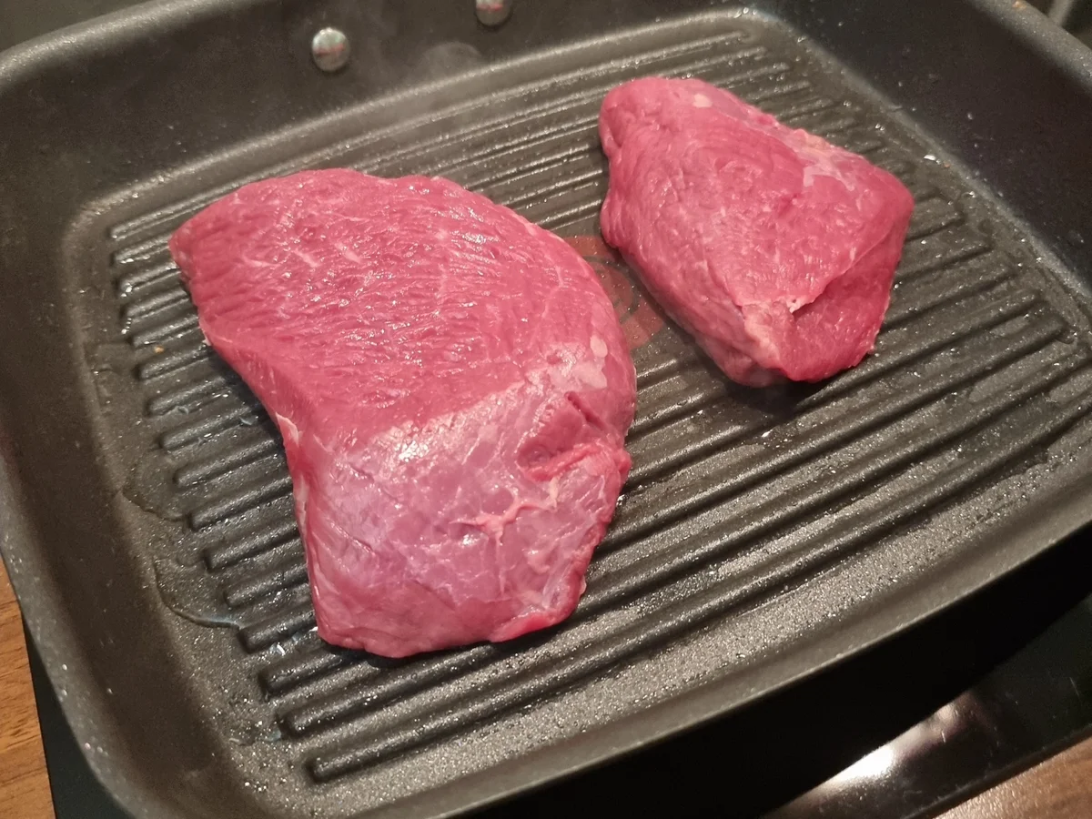 Rezept: Hüftsteaks mit Petersilien-Kapern-Butter und Pommes aus dem Ofen Bild Nr. 17129 Hüftsteaks mit Petersilien-Kapern-Butter und Pommes aus dem Ofen - Rezept - Bild Nr. 17129