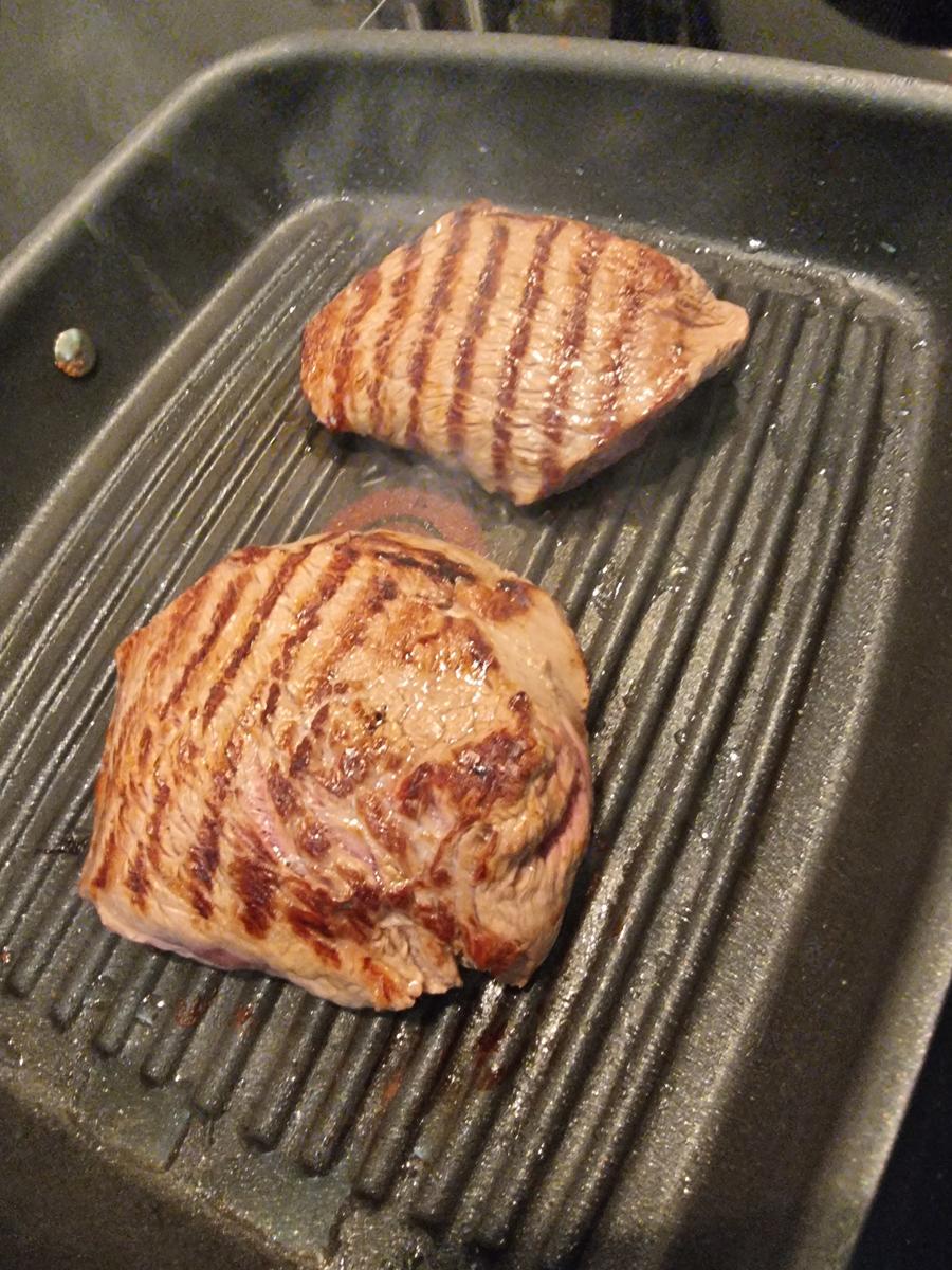 Hüftsteaks mit Petersilien-Kapern-Butter und Pommes aus dem Ofen - Rezept - Bild Nr. 17130