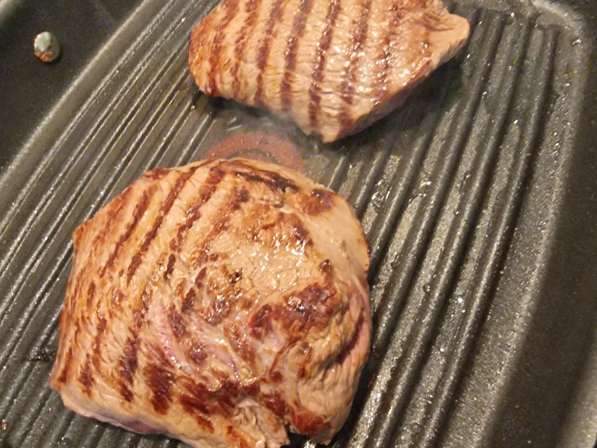 Rezept: Hüftsteaks mit Petersilien-Kapern-Butter und Pommes aus dem Ofen Bild Nr. 17130 Hüftsteaks mit Petersilien-Kapern-Butter und Pommes aus dem Ofen - Rezept - Bild Nr. 17130