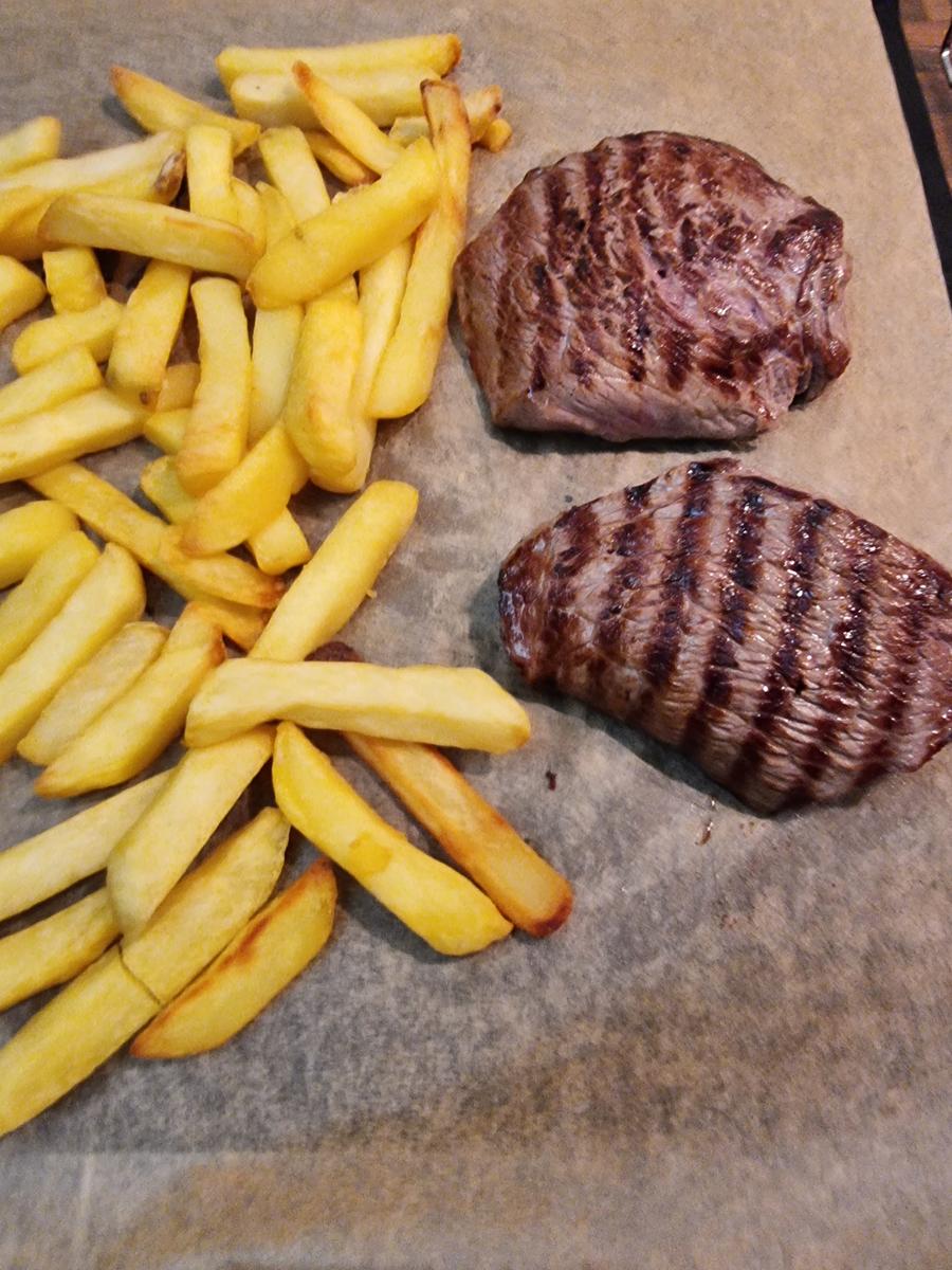 Hüftsteaks mit Petersilien-Kapern-Butter und Pommes aus dem Ofen - Rezept - Bild Nr. 17131