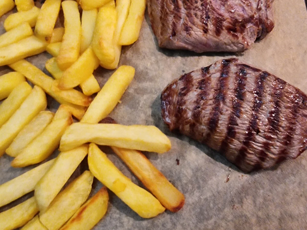 Rezept: Hüftsteaks mit Petersilien-Kapern-Butter und Pommes aus dem Ofen Bild Nr. 17131 Hüftsteaks mit Petersilien-Kapern-Butter und Pommes aus dem Ofen - Rezept - Bild Nr. 17131