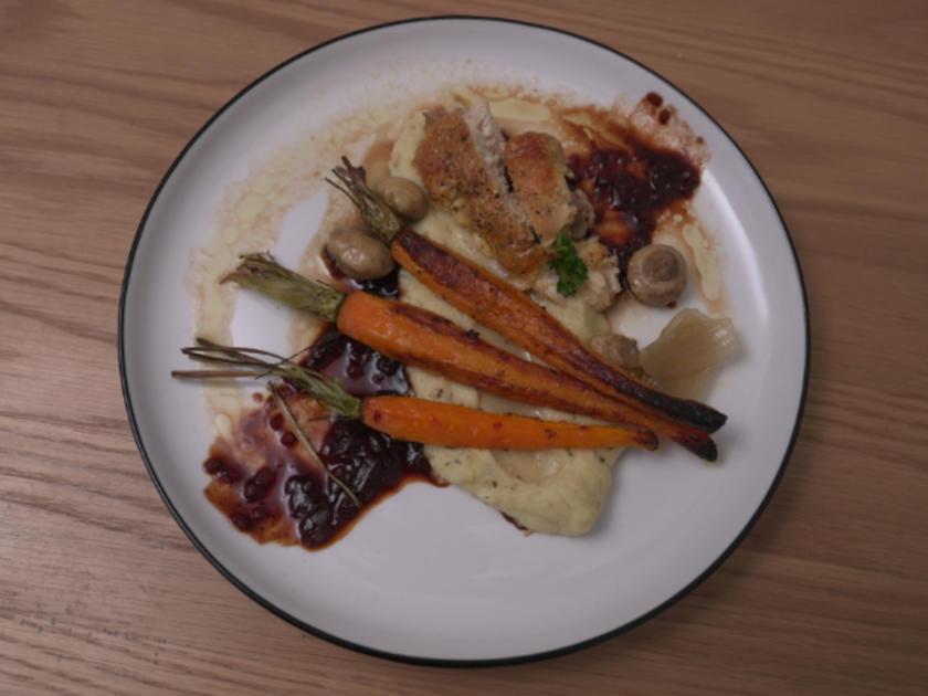 Hühnchen mit Biersauce, Pastinakenpüree und Chili-Möhrchen - Rezept ...