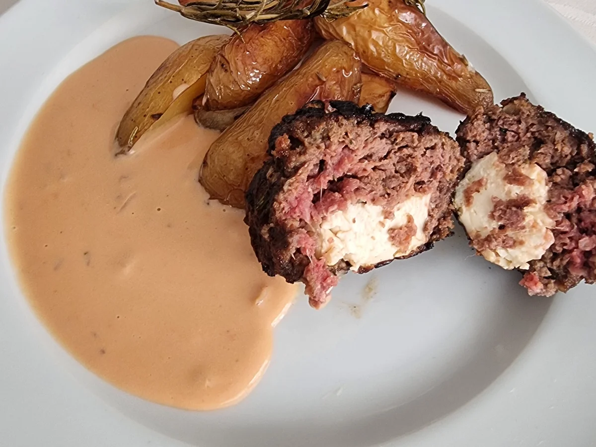 Rezept: Bifteki mit Metaxa-Sahne-Sauce und Rosmarin-Kartoffeln Bild Nr. 17121 Bifteki mit Metaxa-Sahne-Sauce und Rosmarin-Kartoffeln - Rezept - Bild Nr. 17121