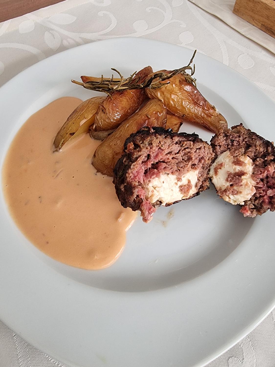 Bifteki mit Metaxa-Sahne-Sauce und Rosmarin-Kartoffeln - Rezept ...