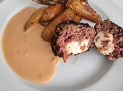 Rezept: Bifteki mit Metaxa-Sahne-Sauce und Rosmarin-Kartoffeln Bild Nr. 17121 Bifteki mit Metaxa-Sahne-Sauce und Rosmarin-Kartoffeln - Rezept - Bild Nr. 17121