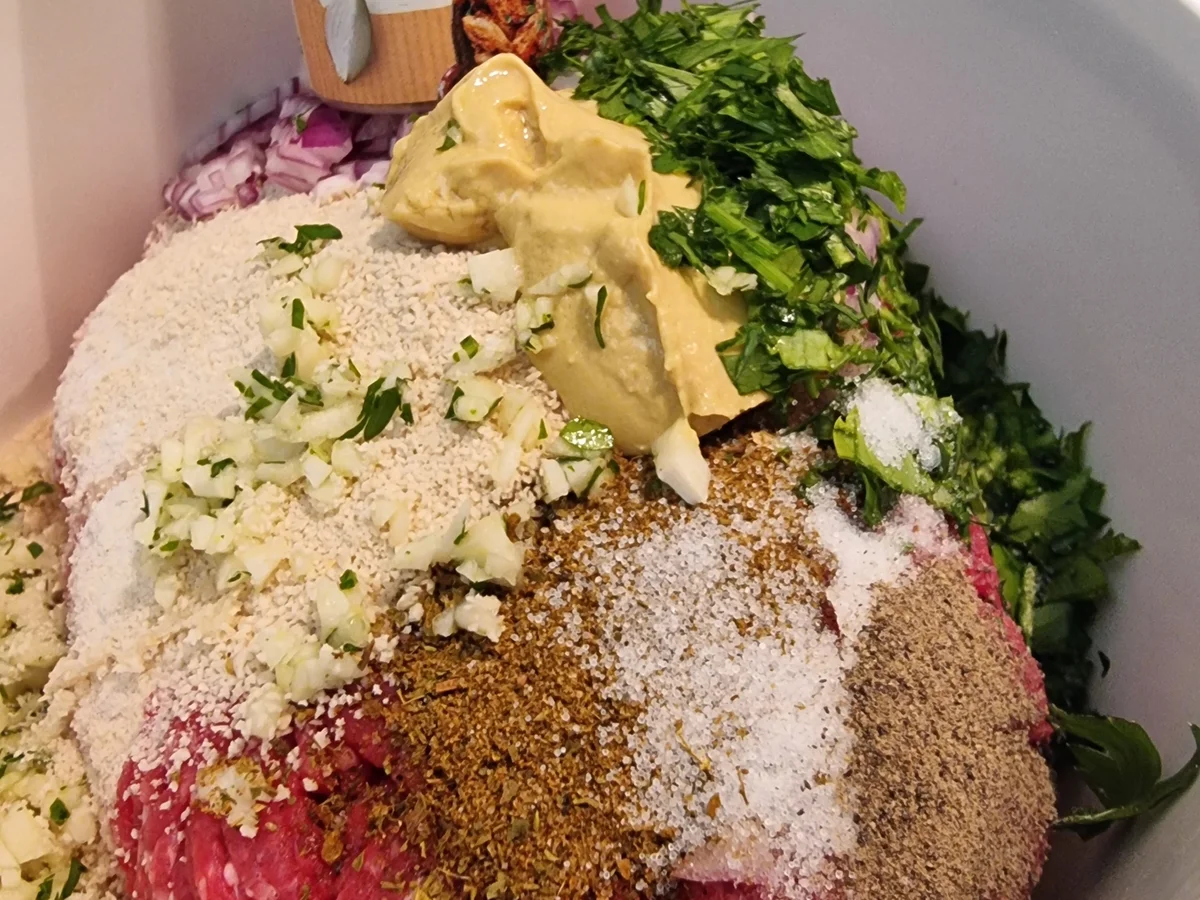 Rezept: Bifteki mit Metaxa-Sahne-Sauce und Rosmarin-Kartoffeln Bild Nr. 17122 Bifteki mit Metaxa-Sahne-Sauce und Rosmarin-Kartoffeln - Rezept - Bild Nr. 17122