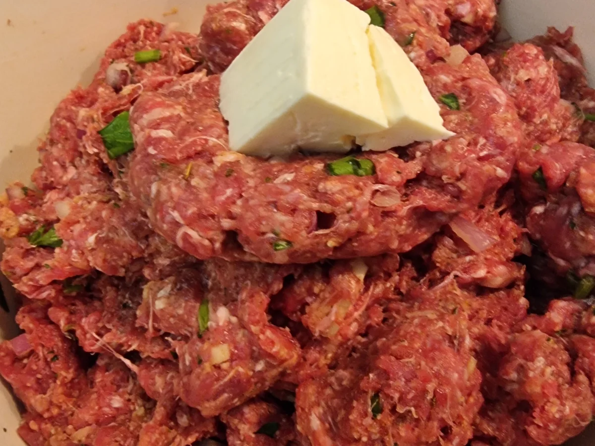 Rezept: Bifteki mit Metaxa-Sahne-Sauce und Rosmarin-Kartoffeln Bild Nr. 17123 Bifteki mit Metaxa-Sahne-Sauce und Rosmarin-Kartoffeln - Rezept - Bild Nr. 17123