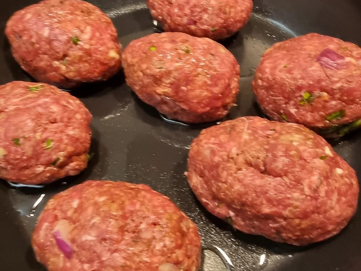 Rezept: Bifteki mit Metaxa-Sahne-Sauce und Rosmarin-Kartoffeln Bild Nr. 17124 Bifteki mit Metaxa-Sahne-Sauce und Rosmarin-Kartoffeln - Rezept - Bild Nr. 17124