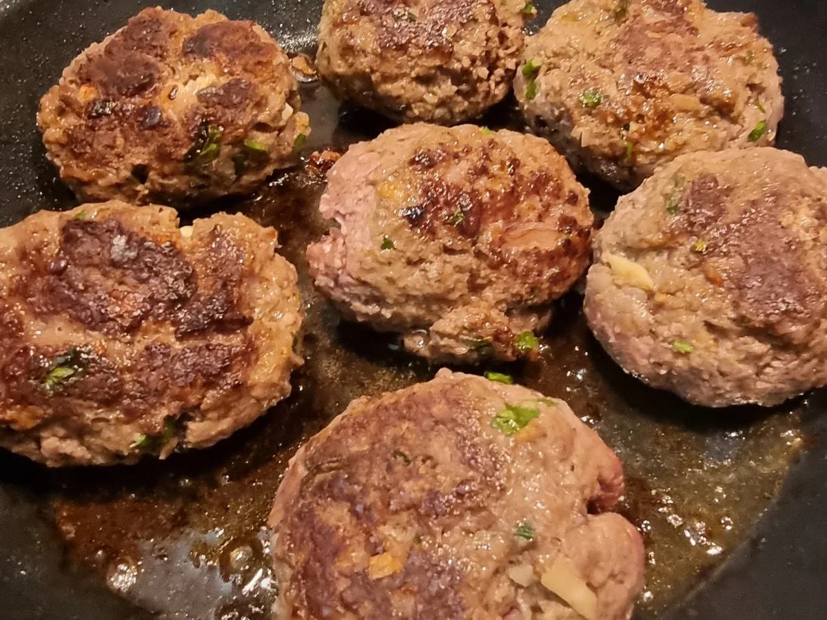 Rezept: Bifteki mit Metaxa-Sahne-Sauce und Rosmarin-Kartoffeln Bild Nr. 17125 Bifteki mit Metaxa-Sahne-Sauce und Rosmarin-Kartoffeln - Rezept - Bild Nr. 17125