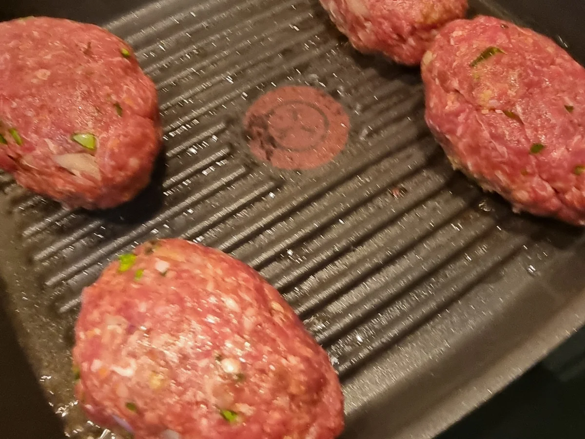 Rezept: Bifteki mit Metaxa-Sahne-Sauce und Rosmarin-Kartoffeln Bild Nr. 17126 Bifteki mit Metaxa-Sahne-Sauce und Rosmarin-Kartoffeln - Rezept - Bild Nr. 17126