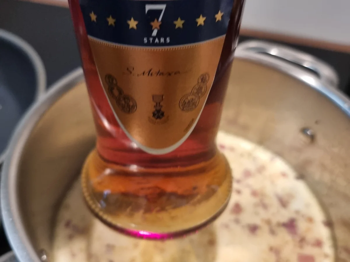 Rezept: Bifteki mit Metaxa-Sahne-Sauce und Rosmarin-Kartoffeln Bild Nr. 17131 Bifteki mit Metaxa-Sahne-Sauce und Rosmarin-Kartoffeln - Rezept - Bild Nr. 17131