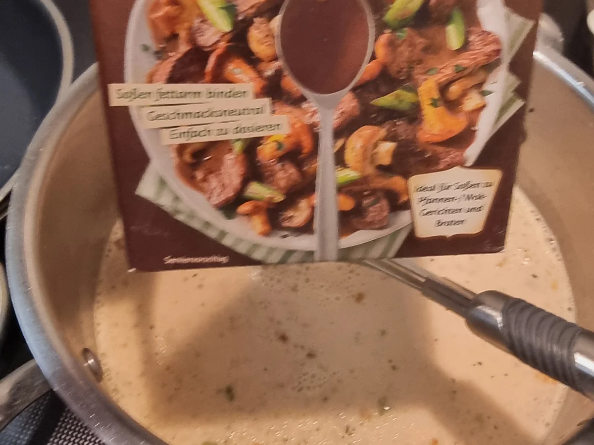 Rezept: Bifteki mit Metaxa-Sahne-Sauce und Rosmarin-Kartoffeln Bild Nr. 17132 Bifteki mit Metaxa-Sahne-Sauce und Rosmarin-Kartoffeln - Rezept - Bild Nr. 17132