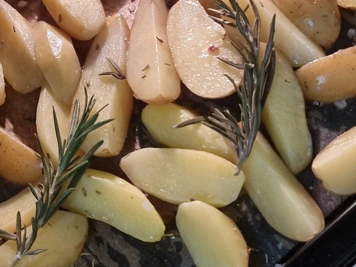 Rezept: Bifteki mit Metaxa-Sahne-Sauce und Rosmarin-Kartoffeln Bild Nr. 17134 Bifteki mit Metaxa-Sahne-Sauce und Rosmarin-Kartoffeln - Rezept - Bild Nr. 17134