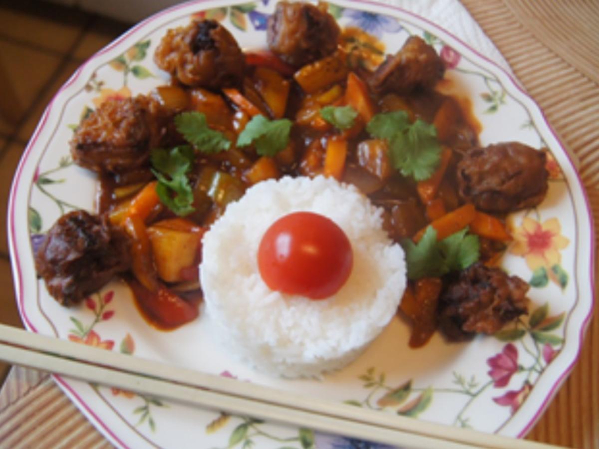 Frittiertes Schweinefilet im Ausbackteig mit Gemüse süß-sauer und ...