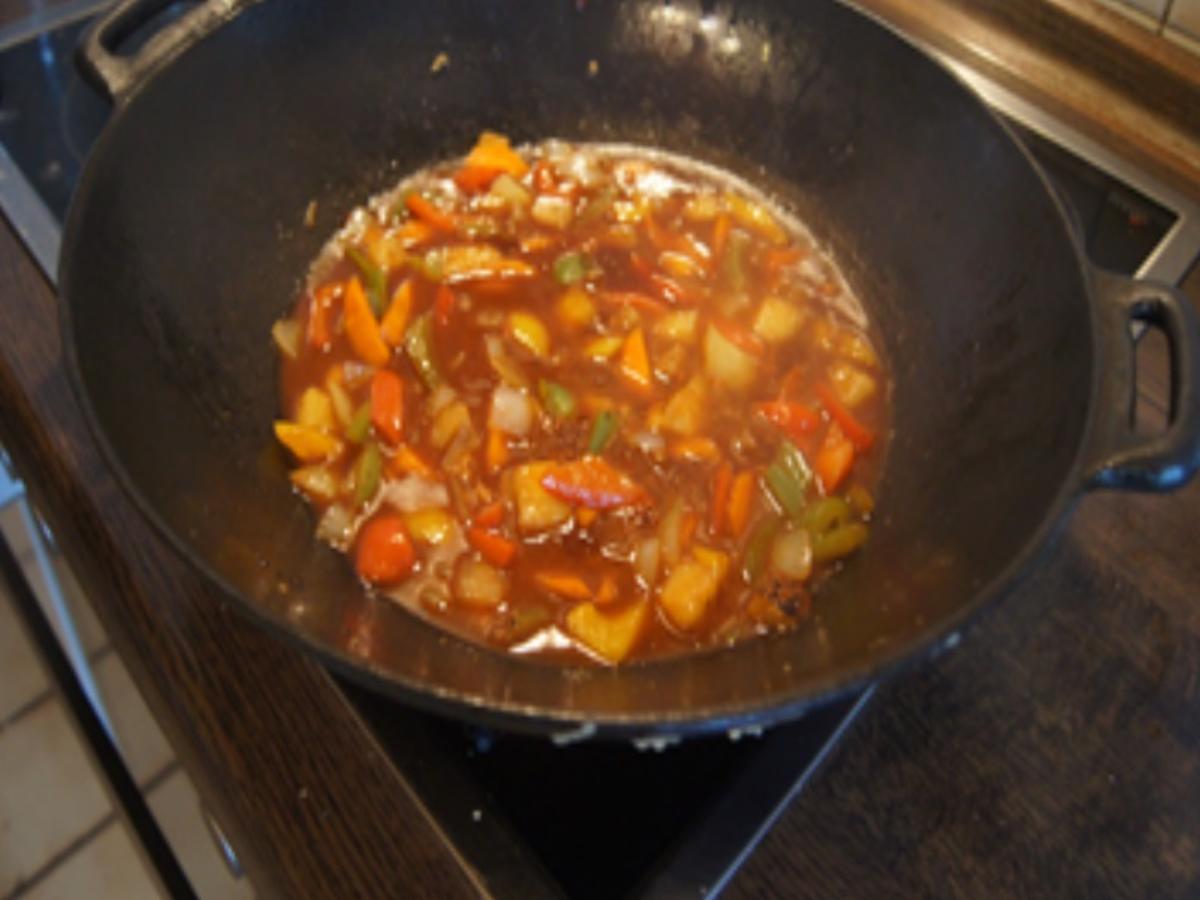 Frittiertes Schweinefilet im Ausbackteig mit Gemüse süß-sauer und ...