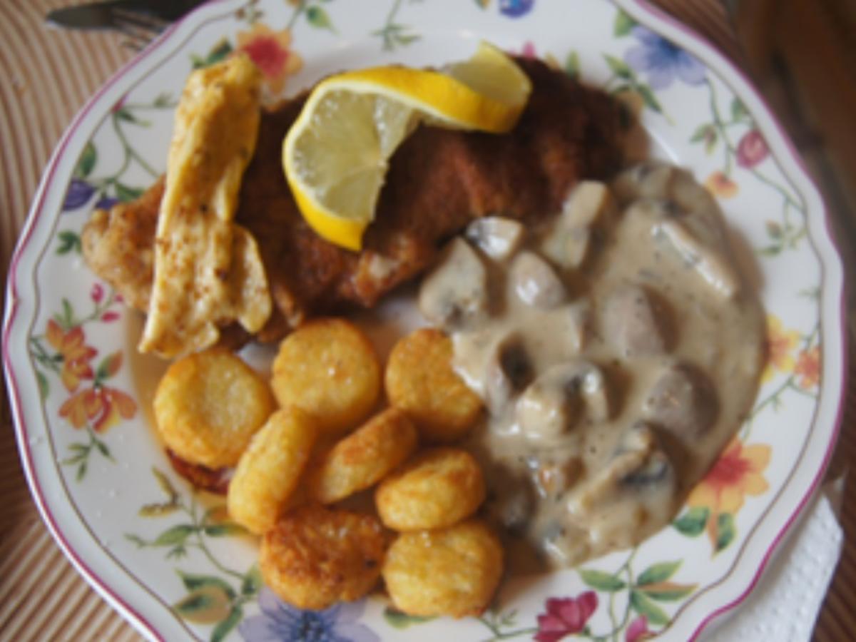 Schnitzel Wiener Art mit Rahm-Champignons und Mini-Rösti - Rezept - Bild Nr. 2