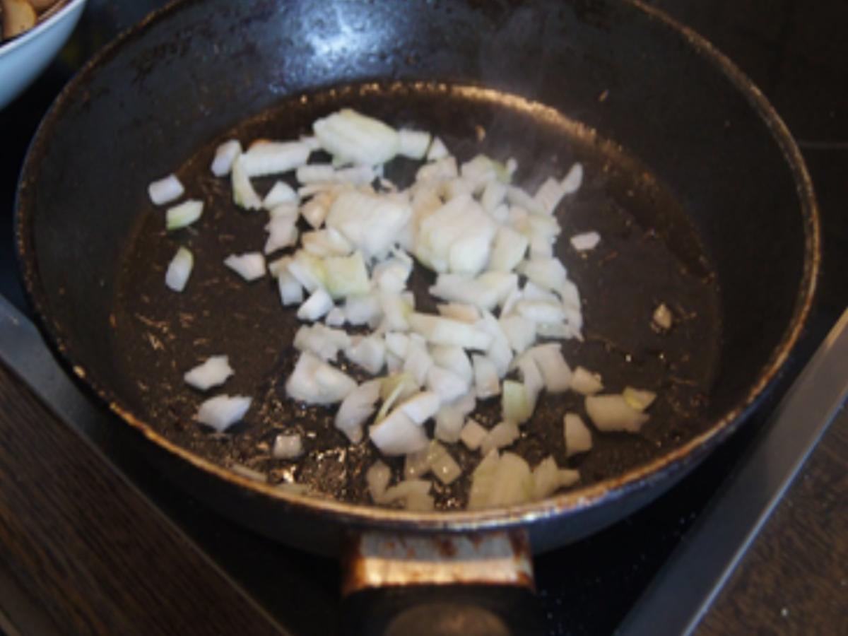 Schnitzel Wiener Art mit Rahm-Champignons und Mini-Rösti - Rezept - Bild Nr. 14