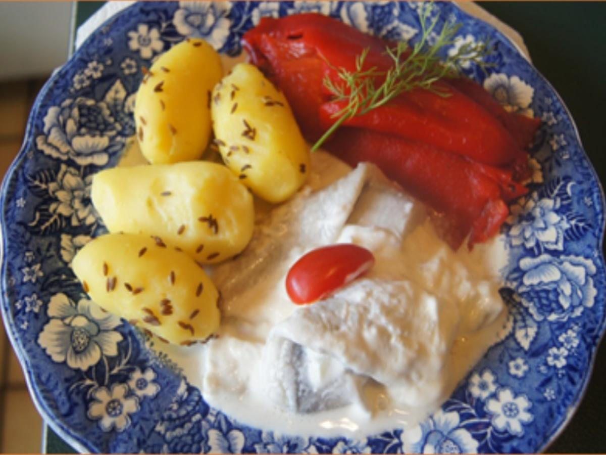 Heringsfilet in Sahnesauce mit gerösteten Paprikas und Kümmel-Pellkartoffel-Drillingen - Rezept - Bild Nr. 2