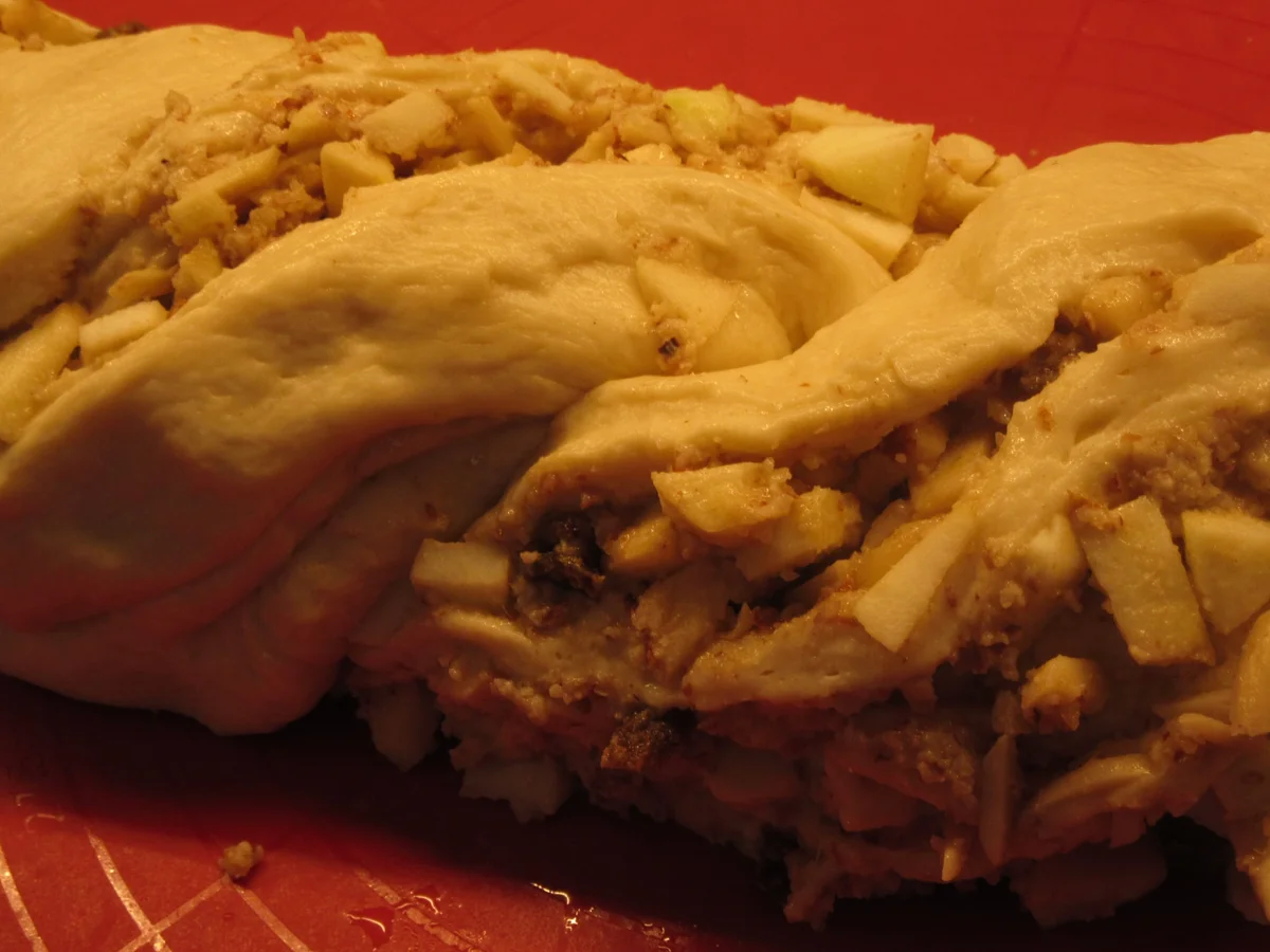 Backen: Hefezopf mit Apfel und Mandeln - Rezept - Bild Nr. 17144