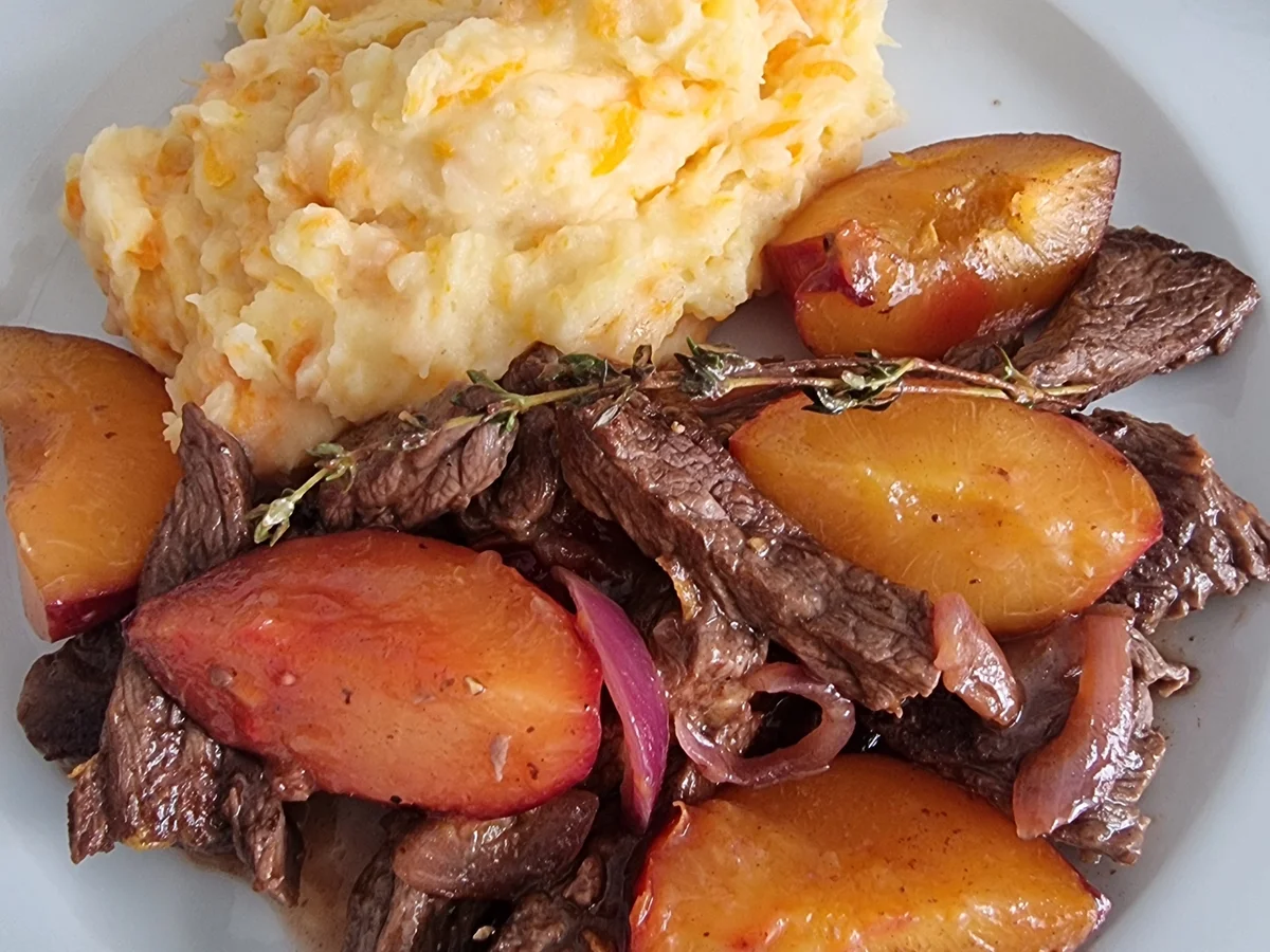 Bavette D Aloyau-Streifen mit Pflaumen und Kartoffel-Möhren-Stampf - Rezept - Bild Nr. 17135