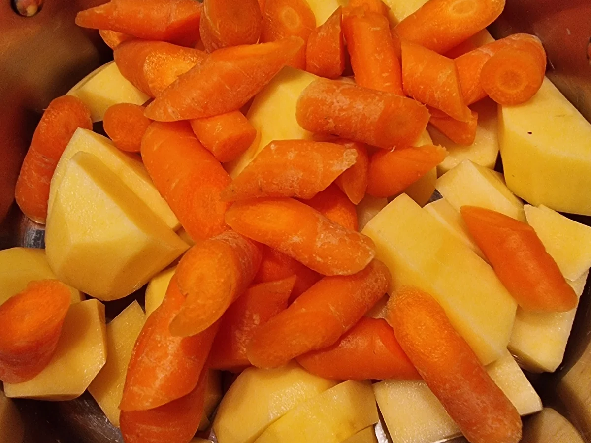 Bavette D Aloyau-Streifen mit Pflaumen und Kartoffel-Möhren-Stampf - Rezept - Bild Nr. 17136