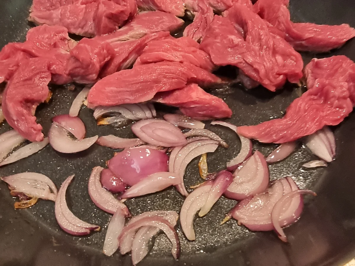 Bavette D Aloyau-Streifen mit Pflaumen und Kartoffel-Möhren-Stampf - Rezept - Bild Nr. 17143