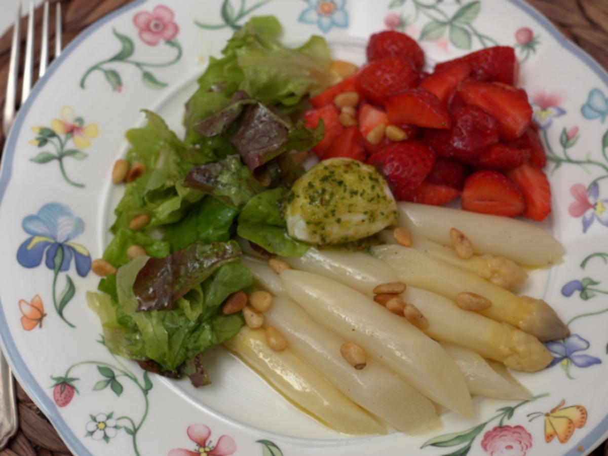 Spargelsalat mit Erdbeeren, Pinienkernen, Mozzarella und Basilikum ...