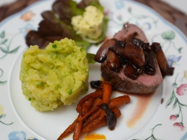 Rinderfilet mit Kartoffel-Erbenstampf und Rotweinschalotten - Rezept - Bild Nr. 2