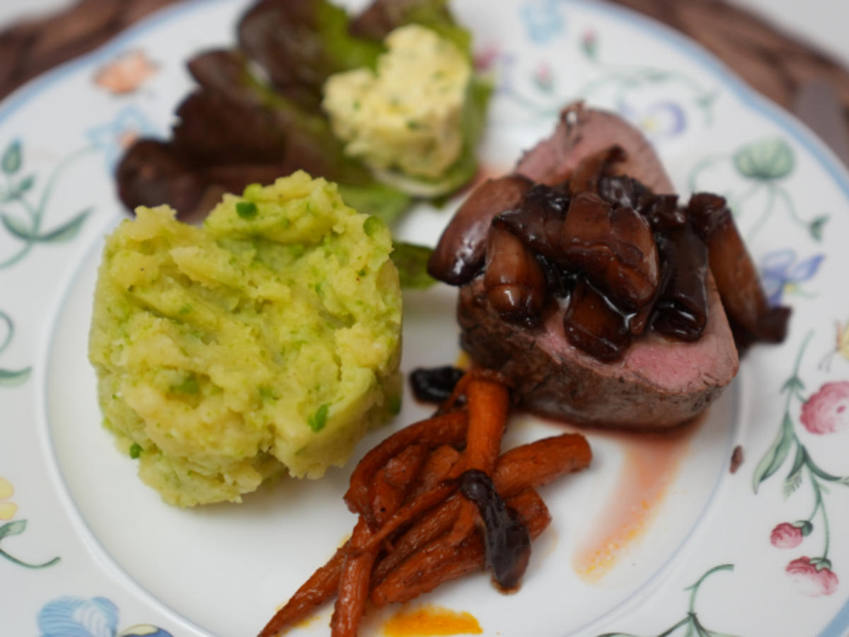 Rinderfilet mit Kartoffel-Erbenstampf und Rotweinschalotten - Rezept ...