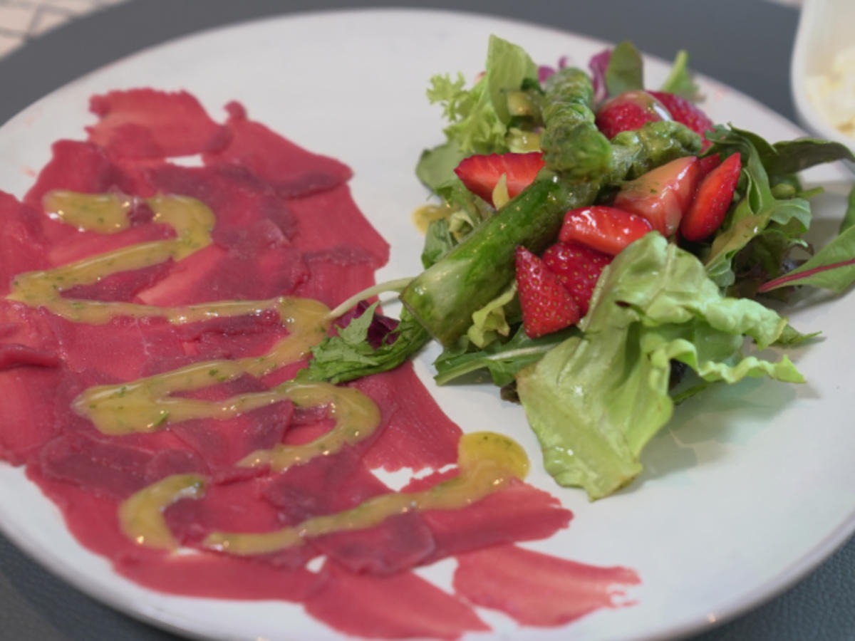 Wildcarpaccio mit Wildkräutersalat, garniert mit Erdbeeren und Spargel - Rezept - Bild Nr. 17137