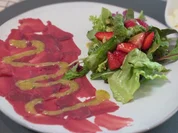 Wildcarpaccio mit Wildkräutersalat, garniert mit Erdbeeren und Spargel - Rezept - Bild Nr. 17137