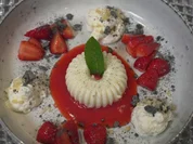 Holunder-Pannacotta mit marinierten Erdbeeren und Minz-Sahne - Rezept - Bild Nr. 2